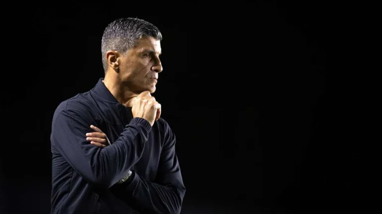 Vasco: Pedro Emanuel destaca versatilidade de Lescano após virada contra Corinthians
