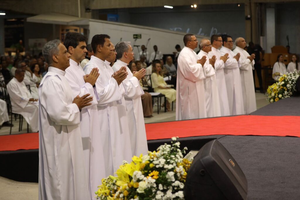 Ordenação de Dez Diáconos Permanentes na Catedral Cristo Rei: Um Marco para a Arquidiocese de BH