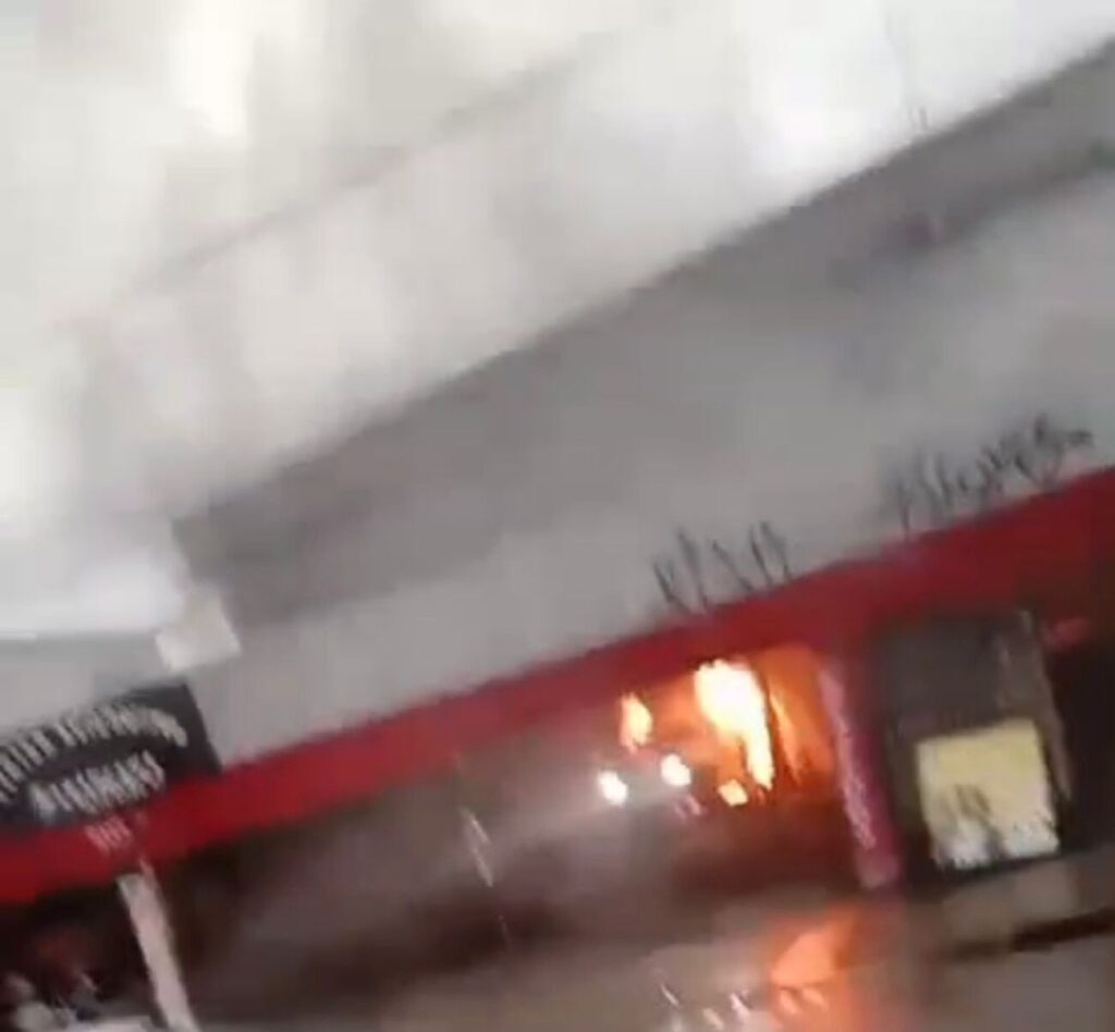 Carro Incendeia em Oficina no Bairro Guarani de Belo Horizonte
