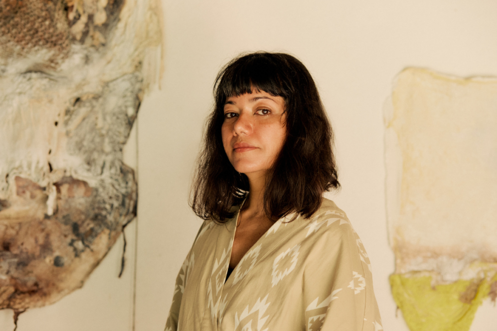 Da Amazônia ao Cerrado: Thatiane Mendes Reinventa a Pele na Arte Contemporânea