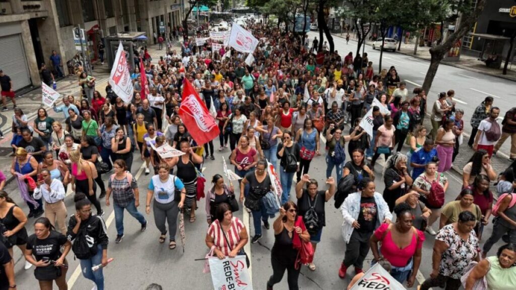 Greve de Trabalhadores Terceirizados em BH: Impactos e Reivindicações na Educação Greve de Trabalhadores Terceirizados em BH: Impactos e Reivindicações na Educação