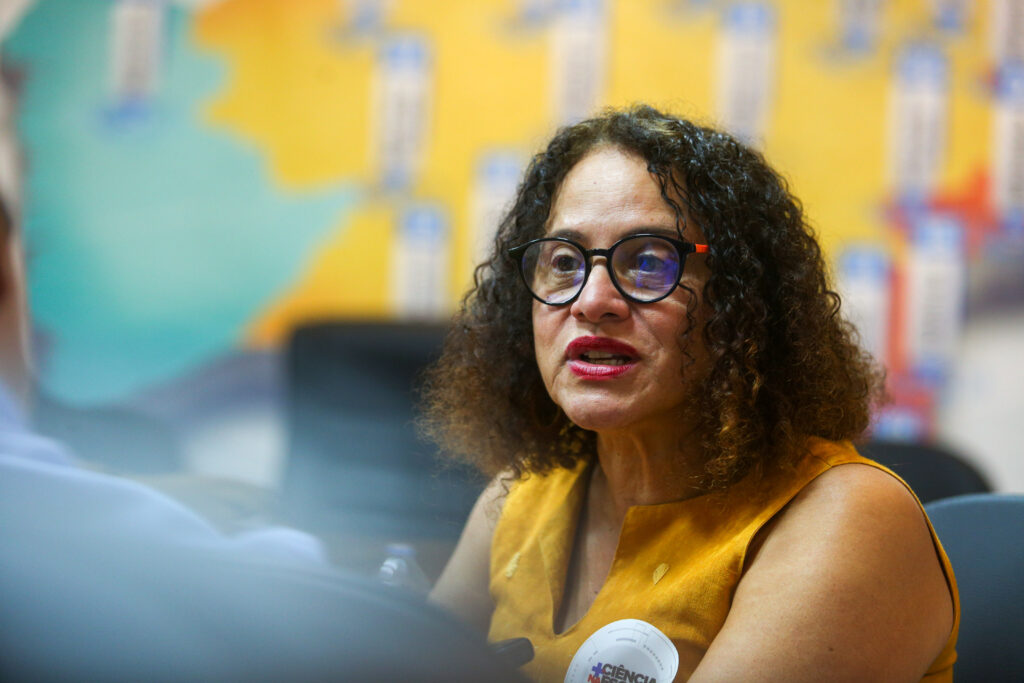 O Papel das Mulheres na Ciência Brasileira: Avanços e Desafios