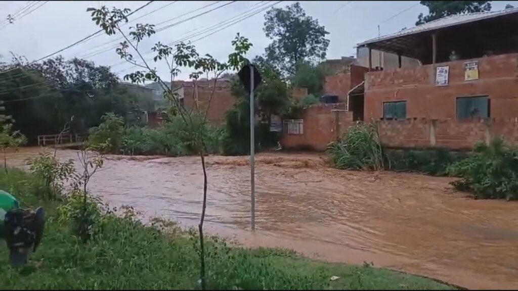 Temporal provoca alagamentos em BH e Sabará, afetando UBS e causando interdições