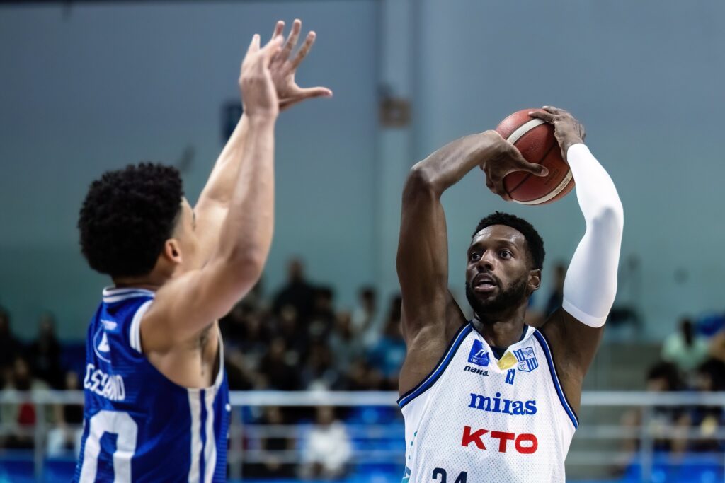 Minas vence Cruzeiro em jogo acirrado e inicia série com vitória no NBB Minas vence Cruzeiro em jogo acirrado e inicia série com vitória no NBB