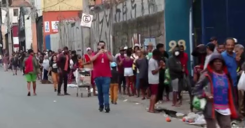 Solidariedade em Belo Horizonte: Distribuição de Peixes Aquece Corações e Estômagos