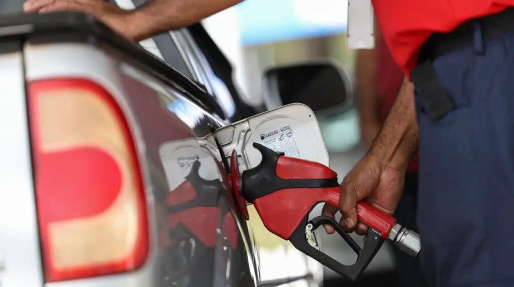 Governo Federal Avalia Aumento da Mistura de Etanol na Gasolina para 32% Governo Federal Avalia Aumento da Mistura de Etanol na Gasolina para 32%
