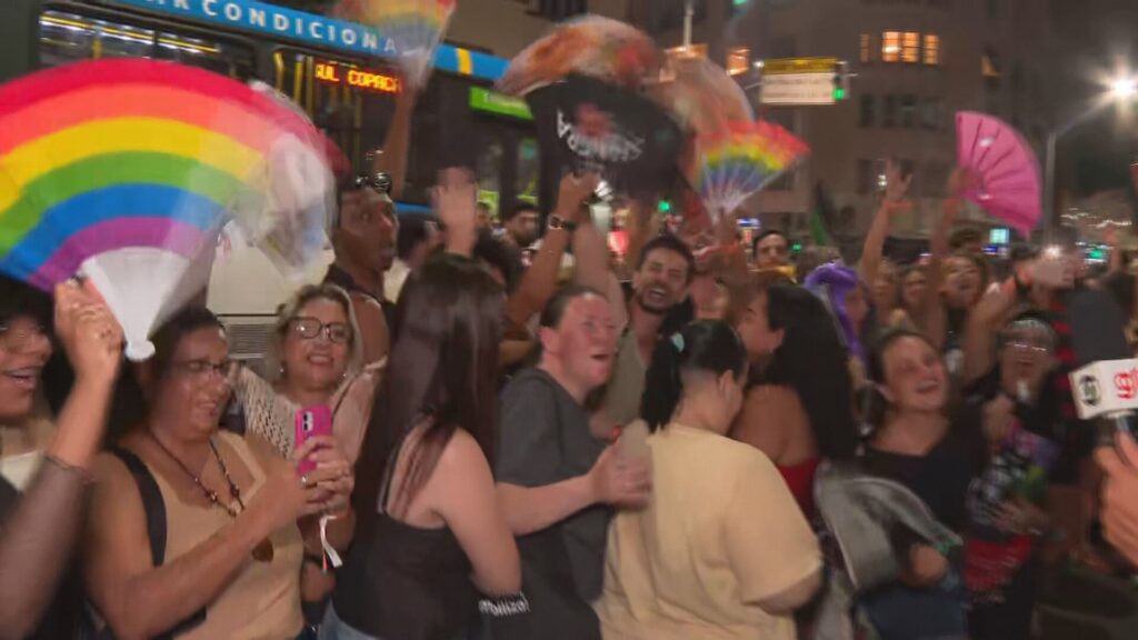Público Vibra em Filas Animadas para Show de Shakira em Copacabana