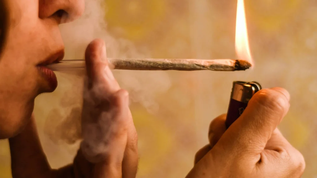 Belo Horizonte implanta multa de R$ 1.500 para uso de drogas em público