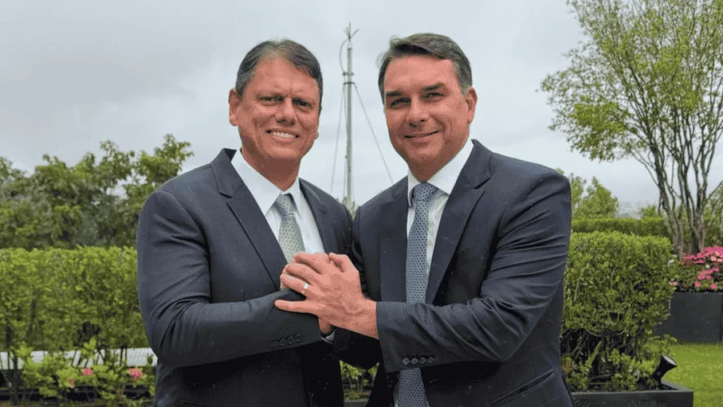 Tarcísio intensifica apoio a Flávio Bolsonaro e fortalece aliança com Cleitinho em Minas Gerais
