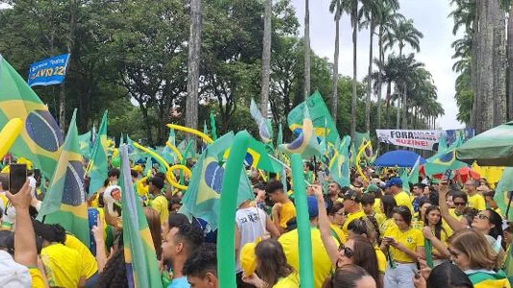 Flávio Bolsonaro participa de motociata em Belo Horizonte sem discursar