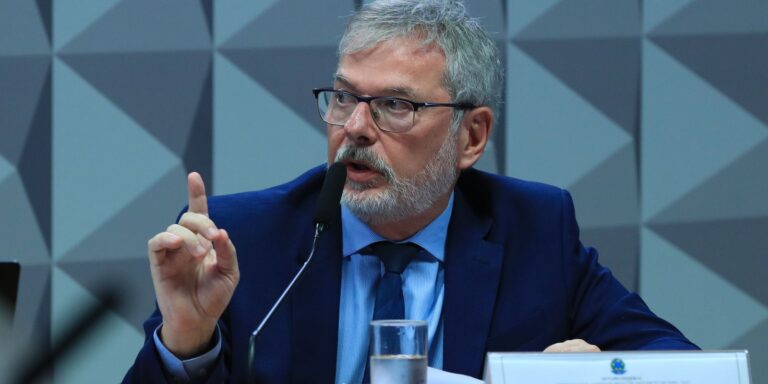 Ex-Diretor do INSS Reitera Inocência em Depoimento à CPI: Relações Políticas Negadas Imagem do artigo
