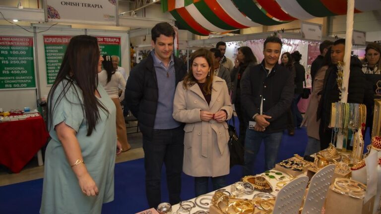 Prefeito Eduardo Pimentel e Família Prestigiam Expo Índia em Curitiba Imagem do artigo