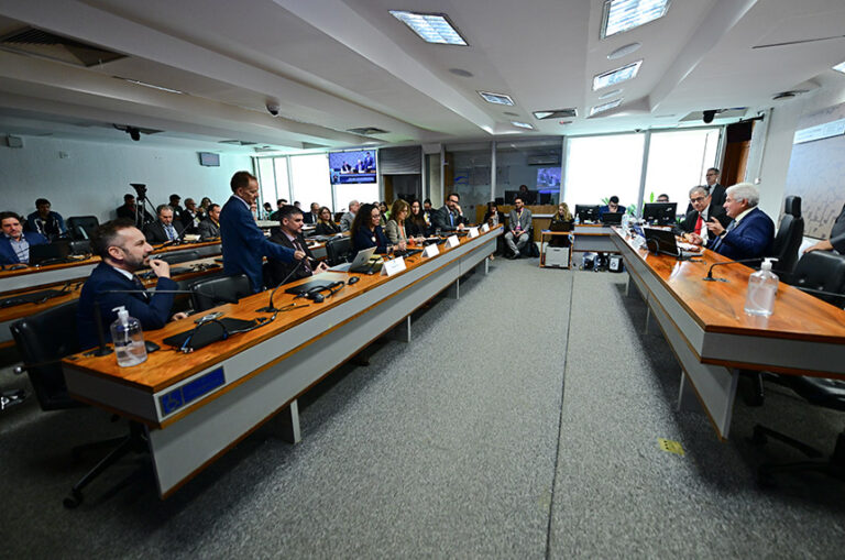 Governo Federal Projeta Uso Amplo de IA na Saúde e Educação até 2028 Imagem do artigo
