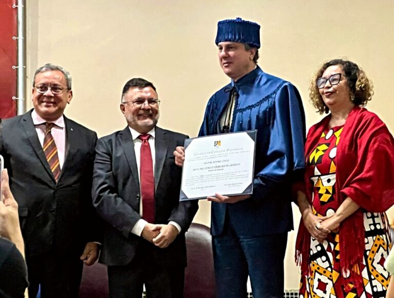Camilo Santana é Honrado com o Título de Doutor Honoris Causa pela Unicap Camilo Santana é Honrado com o Título de Doutor Honoris Causa pela Unicap