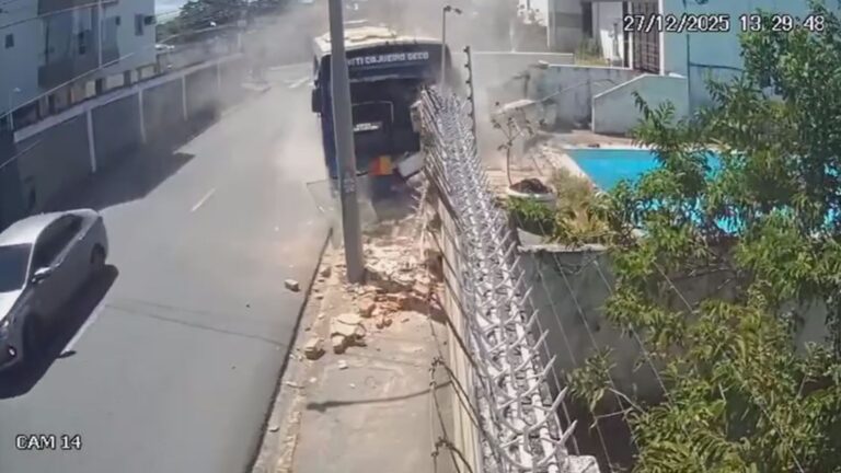 Motorista de ônibus enfrenta tentativa de assalto e provoca acidente; imagens do ocorrido chocam Motorista de ônibus enfrenta tentativa de assalto e provoca acidente; imagens do ocorrido chocam