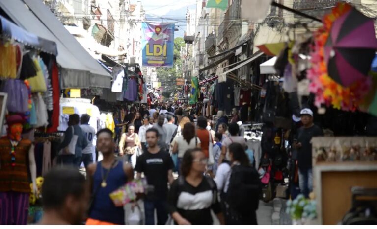 Aumento das Contratações de Pessoas Acima de 50 Anos no Comércio Aumento das Contratações de Pessoas Acima de 50 Anos no Comércio