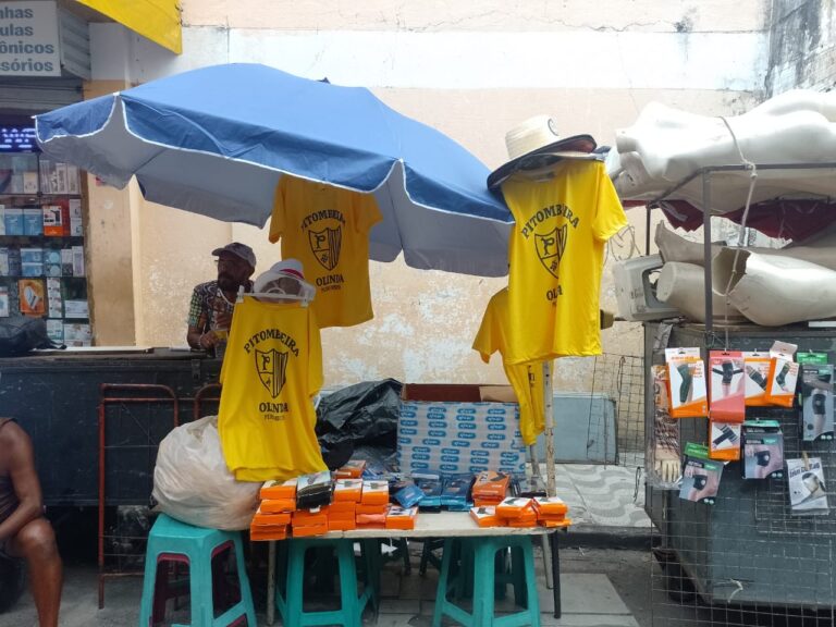 Camisetas de 'O Agente Secreto' de Wagner Moura: Versão Não Oficial em Alta no Recife