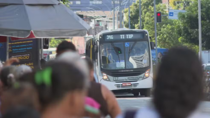 Justiça Intervém e Suspende Aumento das Passagens de Ônibus no Grande Recife Justiça Intervém e Suspende Aumento das Passagens de Ônibus no Grande Recife
