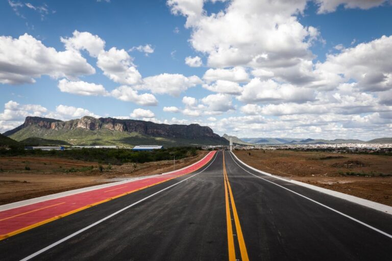 Pernambuco Recupera 1,5 Mil Km de Estradas com Investimento de R$ 4,6 Bilhões Pernambuco Recupera 1,5 Mil Km de Estradas com Investimento de R$ 4,6 Bilhões