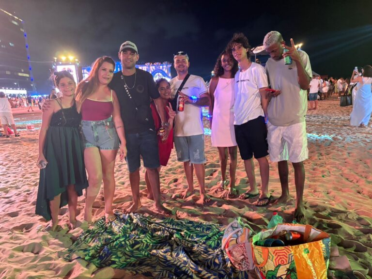 Réveillon à Beira-Mar: Famílias e Amigos Celebram a Virada do Ano no Recife Réveillon à Beira-Mar: Famílias e Amigos Celebram a Virada do Ano no Recife
