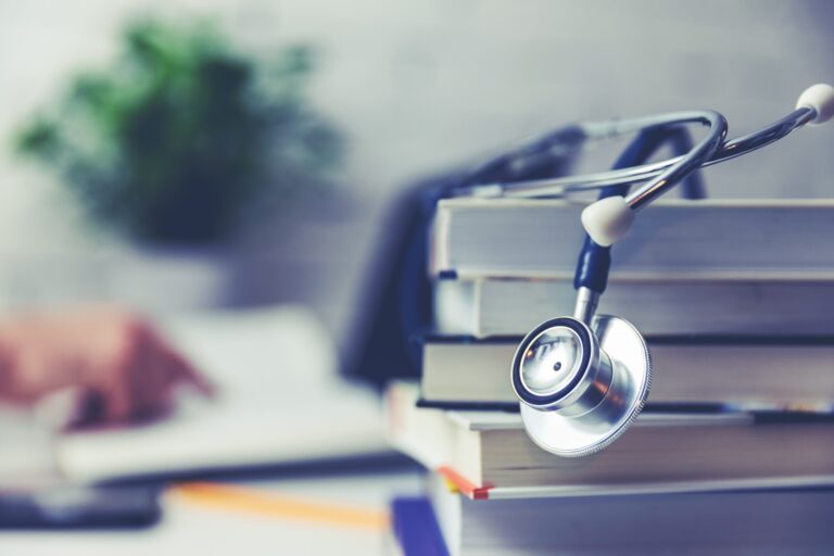 Saúde em Risco: Avaliação da Formação Médica no Brasil em Debate