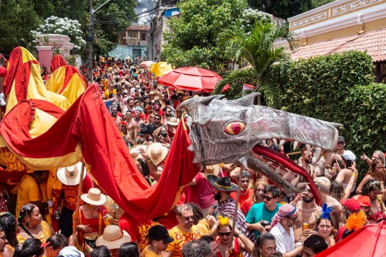 A Revolução do Carnaval: A História do Bloco 'Eu Acho é Pouco' em Olinda