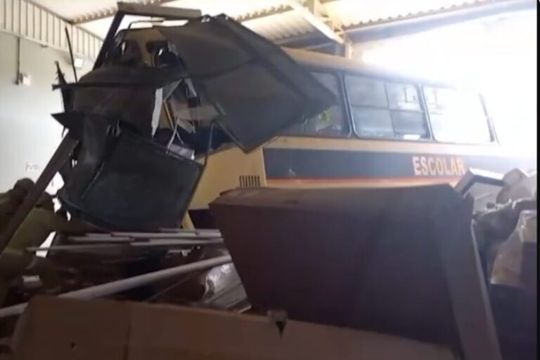 Acidente de Ônibus Escolar em Medianeira: Veículo Invade Empresa no Paraná
