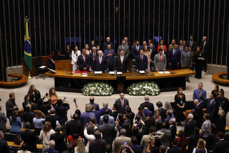 Congresso Reduz Recursos para Educação e Aumenta Assistência Social em Ano Eleitoral