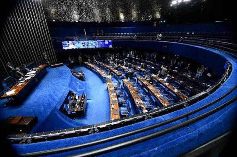 Disputa pelo Senado em Pernambuco: Um Cenário Complexo e Estratégico