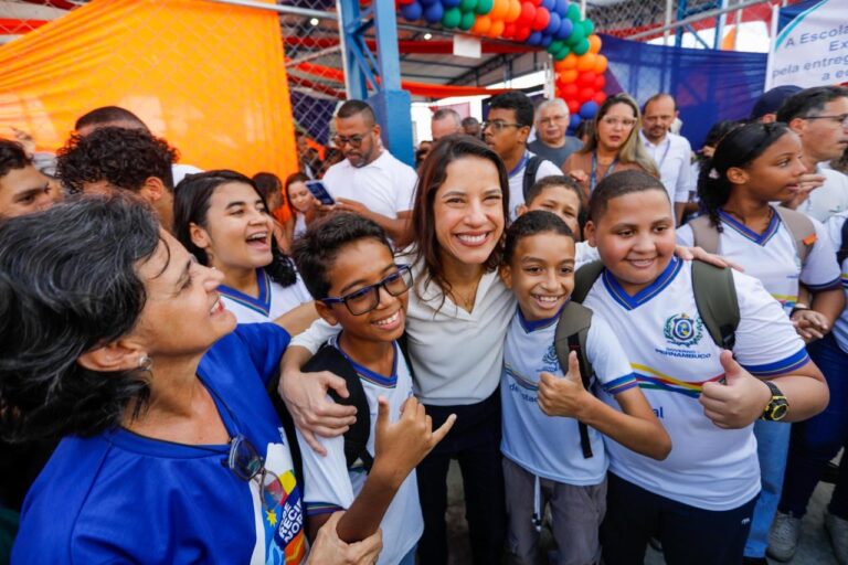 Governadora Raquel Lyra Inaugura Nova Quadra e Anuncia Construção de Escolas no Recife Governadora Raquel Lyra Inaugura Nova Quadra e Anuncia Construção de Escolas no Recife