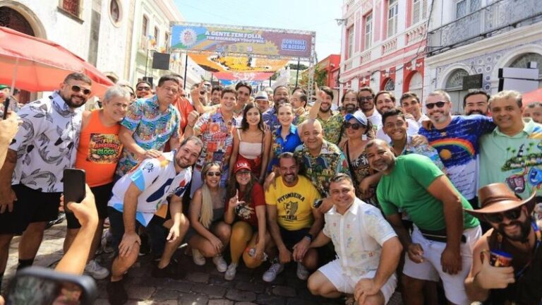 João Campos e sua Comitiva: Aspirantes a Candidatos no Carnaval de Olinda