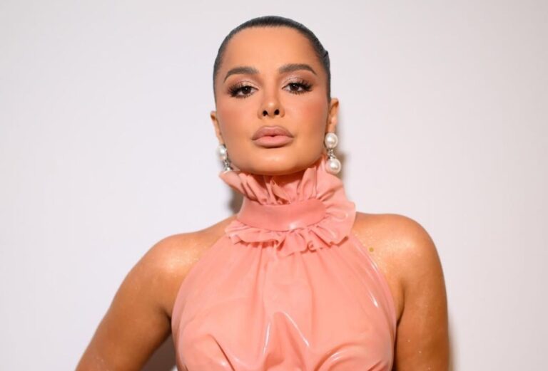 Maraisa Brilha em Vestido de Látex para Show em Portugal