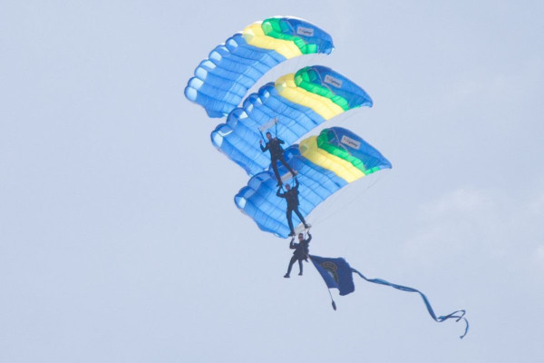 Celebração dos 489 Anos do Recife: Paraquedistas do Exército Realizam Salto Emocionante Celebração dos 489 Anos do Recife: Paraquedistas do Exército Realizam Salto Emocionante