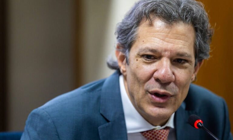 Economia Brasileira Pode Crescer Até 1% no Início de 2024, Afirma Haddad