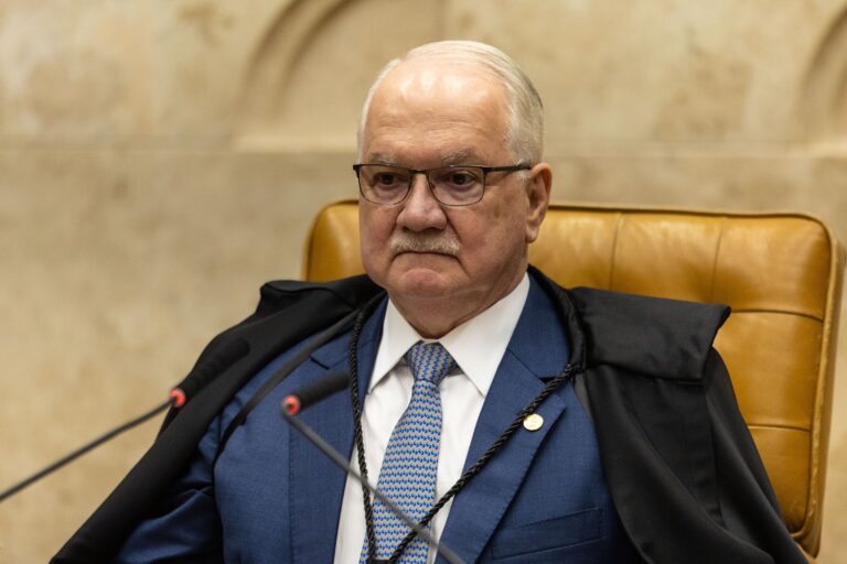 Fachin Impõe Novos Julgamentos no STF em Meio a Crises e Críticas Fachin Impõe Novos Julgamentos no STF em Meio a Crises e Críticas