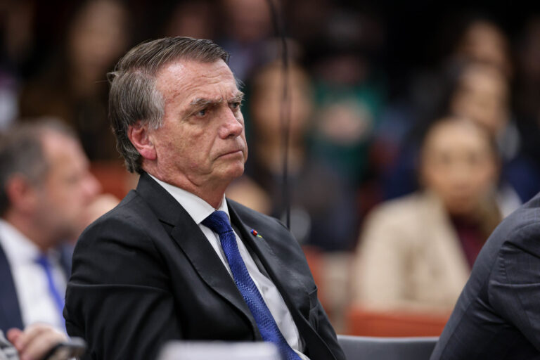 Internação do Ex-Presidente Bolsonaro: Pneumonia e Complicações Renais