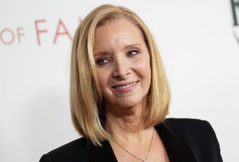 Lisa Kudrow, a Phoebe de ‘Friends’, Compartilha Experiência com Toxina Botulínica Lisa Kudrow, a Phoebe de 'Friends', Compartilha Experiência com Toxina Botulínica
