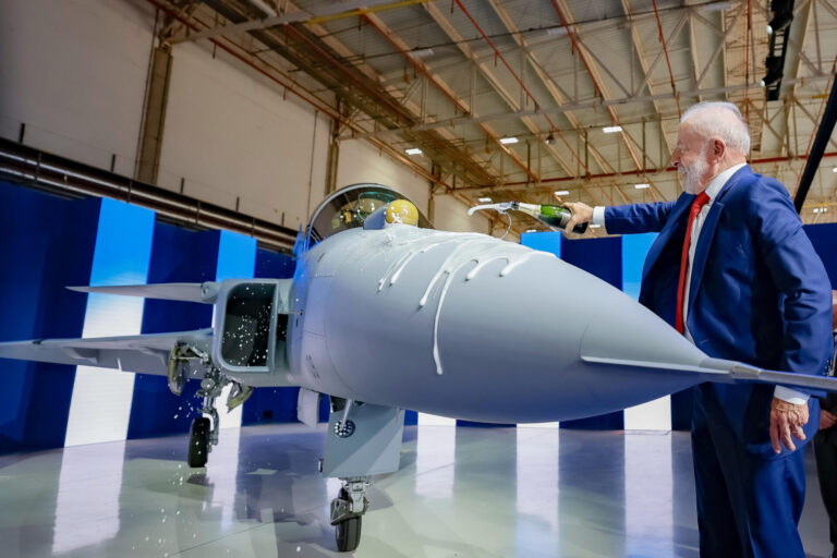 Lula Inaugura Caça Supersônico F-39E Gripen Montado no Brasil Lula Inaugura Caça Supersônico F-39E Gripen Montado no Brasil
