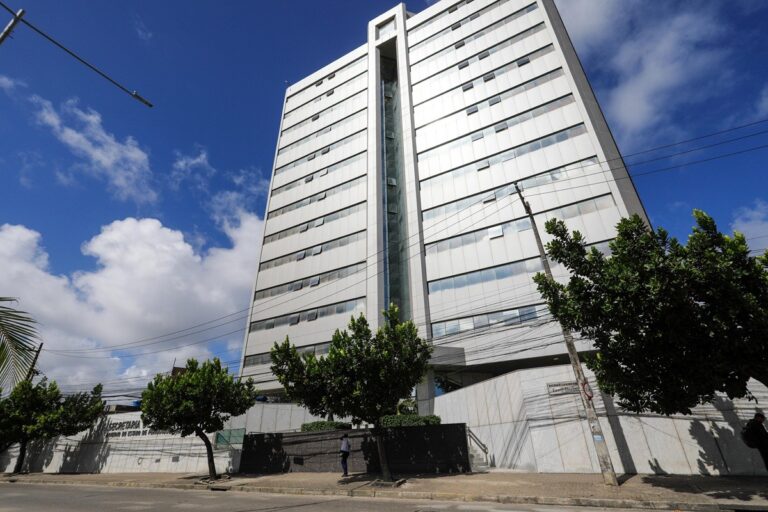 Pernambuco Abre 831 Vagas de Emprego na Saúde com Salário de Até R$ 12,3 Mil