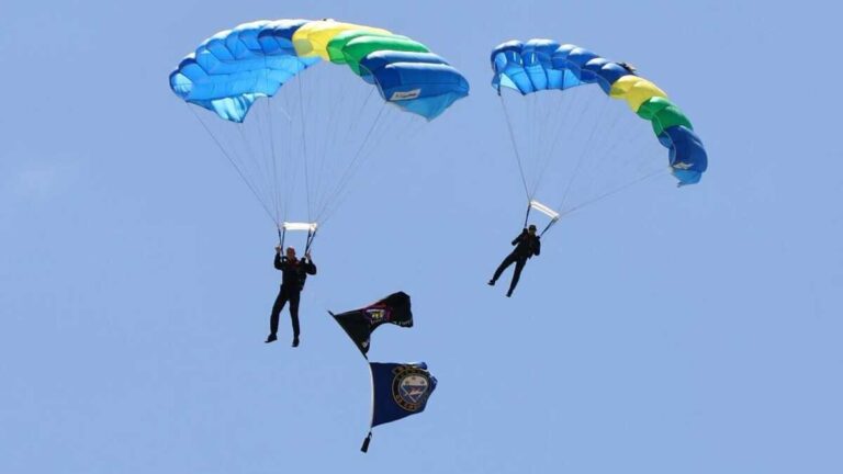 Recife: Apresentação Aérea de Paraquedistas do Exército Neste Domingo (22) Recife: Apresentação Aérea de Paraquedistas do Exército Neste Domingo (22)