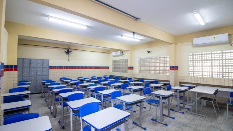 Recife Enfrenta Atrasos na Entrega de Uniformes e Kits Escolares para 2026