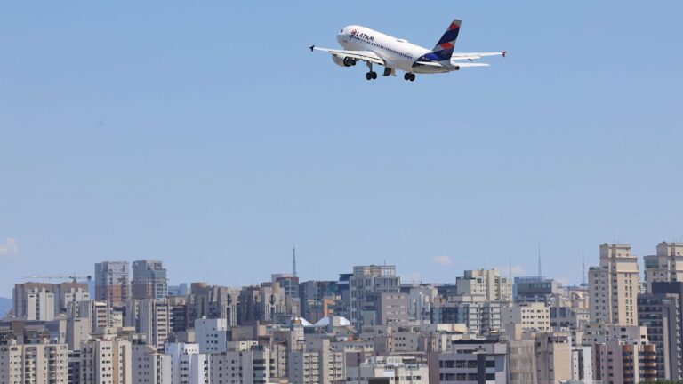 Alta nas Passagens Aéreas: Impactos da Guerra no Irã e Aumento no QAV