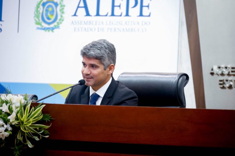 Comissão de Educação Requer Esclarecimentos da Prefeitura do Recife sobre Fundef Comissão de Educação Requer Esclarecimentos da Prefeitura do Recife sobre Fundef