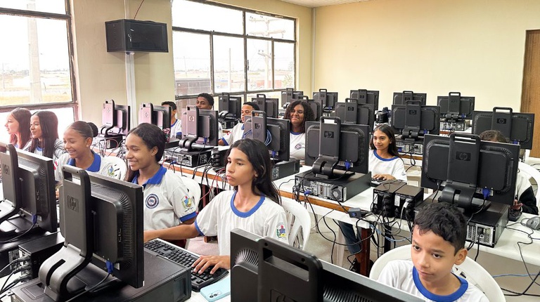 Pernambuco Atinge 70% de Conectividade em Escolas Públicas: Rumo à Universalização Até 2026 Pernambuco Atinge 70% de Conectividade em Escolas Públicas: Rumo à Universalização Até 2026