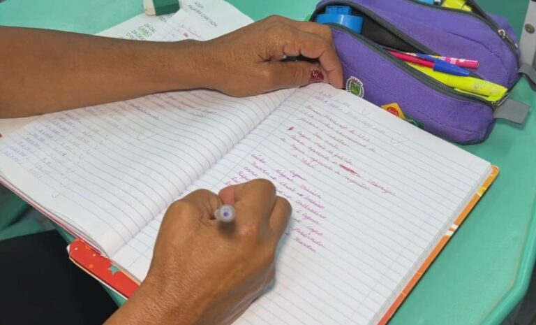 Educação de Jovens e Adultos: chance de concluir os estudos e combater o analfabetismo no interior de SP Educação de Jovens e Adultos: chance de concluir os estudos e combater o analfabetismo no interior d