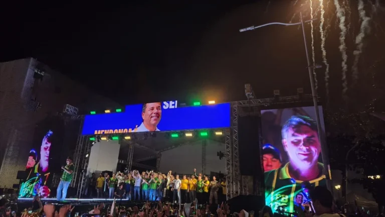 Flávio Bolsonaro relaciona Lula a Alexandre de Moraes em comício no Recife
