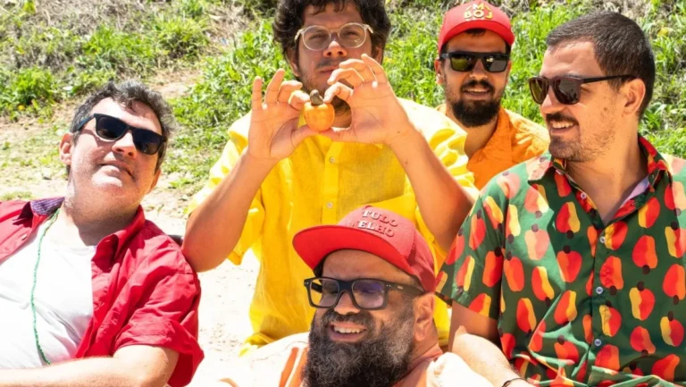 Mombojó apresenta shows gratuitos em João Pessoa e Recife neste fim de semana