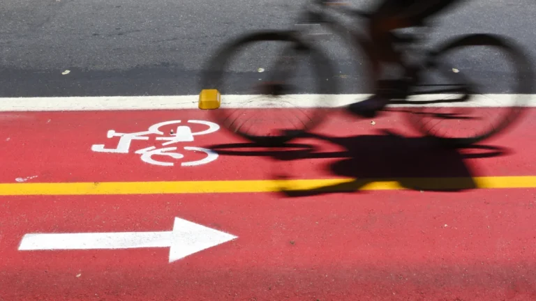 Recife lança programa que recompensa quem pedala, mas enfrenta desafio na infraestrutura cicloviária