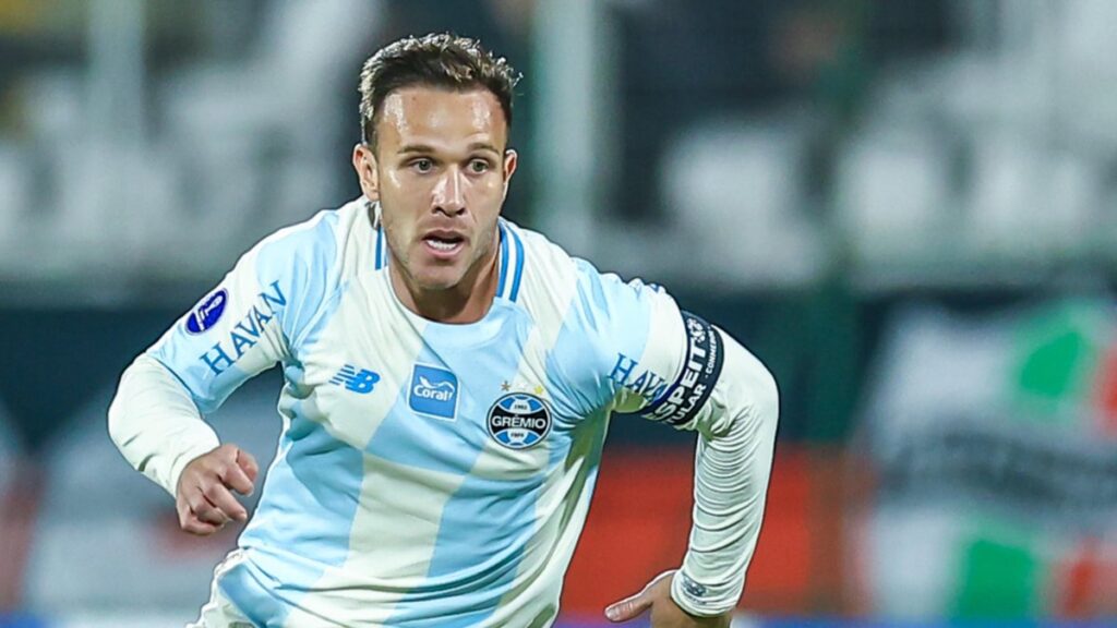 Arthur sofre lesão muscular e desfalca Grêmio por até três semanas