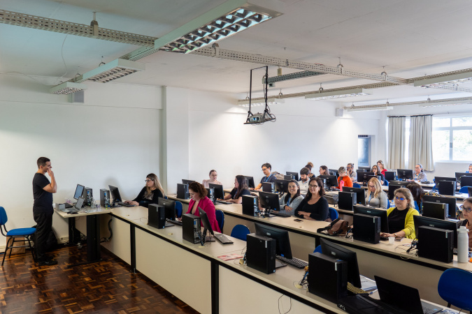 Capacitação em Inteligência Artificial para Educadores do Paraná: Iniciativa Transformadora Capacitação em Inteligência Artificial para Educadores do Paraná: Iniciativa Transformadora